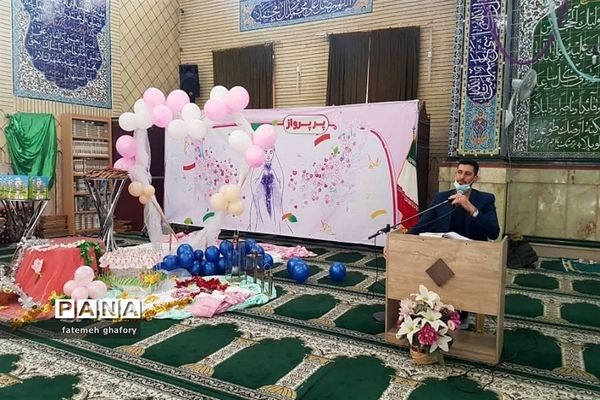 جشن تکلیف دانش‌آموزان پایه سوم دبستان لاله‌های انقلاب در مسجد ولیعصر دماوند