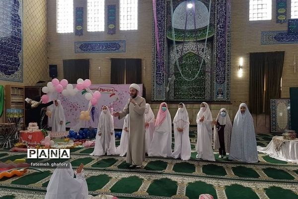 جشن تکلیف دانش‌آموزان پایه سوم دبستان لاله‌های انقلاب در مسجد ولیعصر دماوند