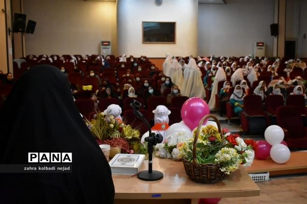 جشن ولادت حضرت زهرا و تقدیر از بانوان فرهنگی در گلوگاه