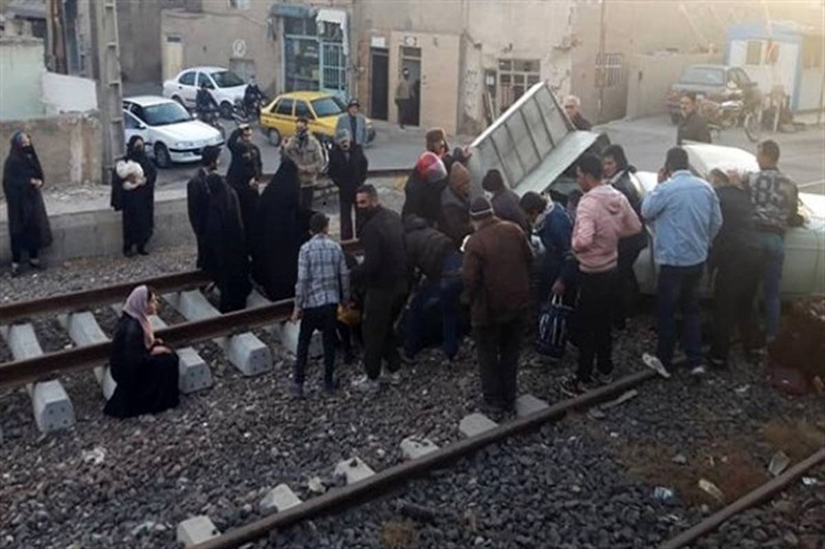 ۷ کشته و مصدوم در پی تصادف قطار با یک دستگاه وانت نیسان