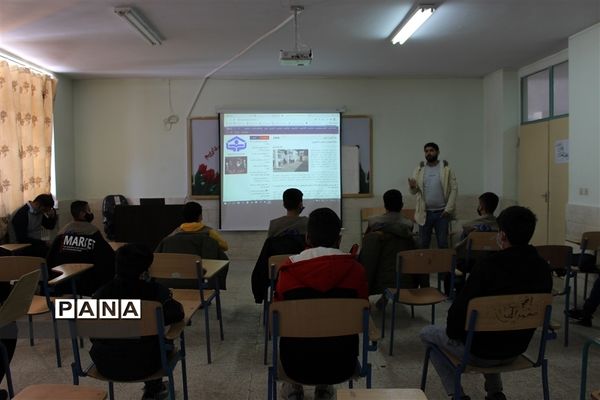 آموزش خبرنگاری دانش‌آموزان پسر زنجان
