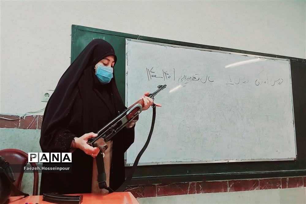برگزاری دوره عملی دفاعی باز و بسته کردن سلاح در بهارستان دو