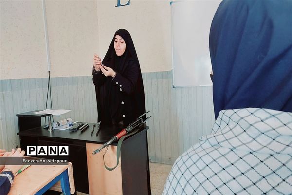 برگزاری دوره عملی دفاعی باز و بسته کردن سلاح در بهارستان دو