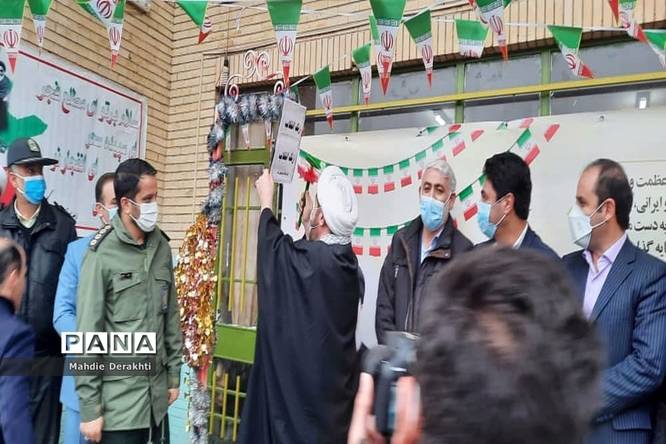 شور و شوق دانشآموزان بهارستانی در گرامیداشت آغاز دهه مبارک فجر