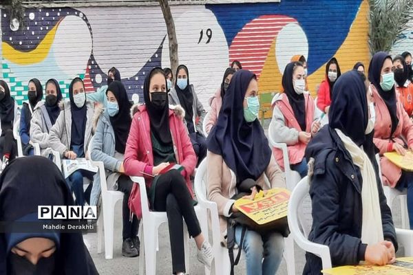 شور و شوق دانش‌آموزان بهارستانی در گرامیداشت آغاز دهه مبارک فجر