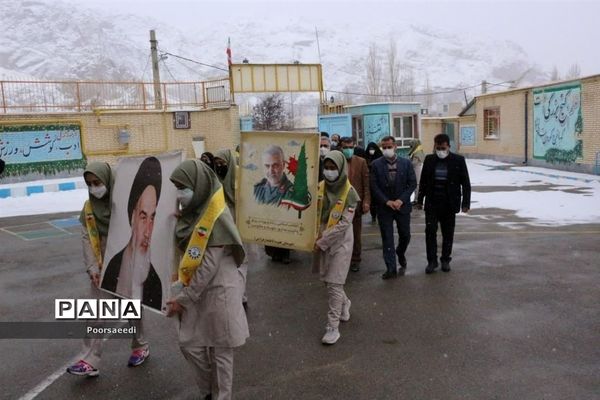 آیین نواختن زنگ‌انقلاب اسلامی در مدارس شهرستان فیروزکوه