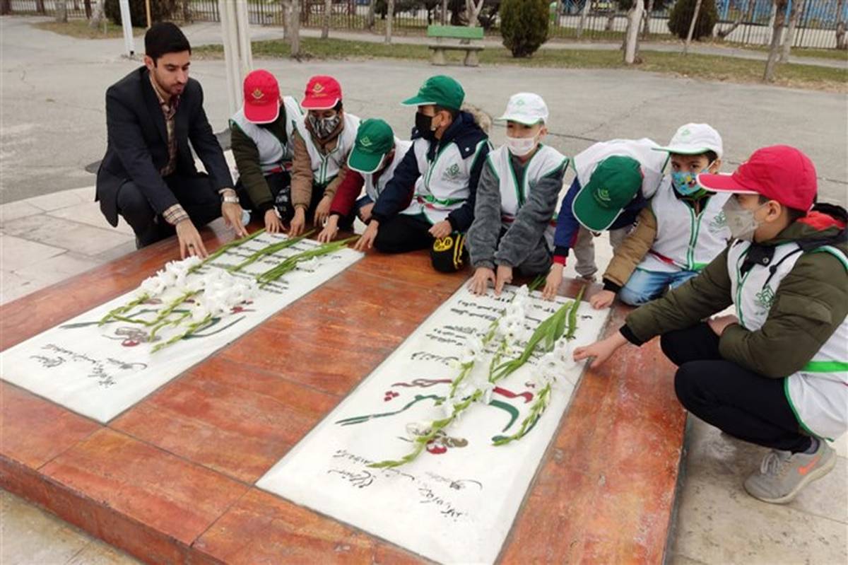 گلباران مزار شهدای گمنام توسط دانش‌آموزان ملاردی