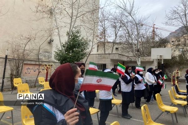 طنین انداز شدن زنگ انقلاب در هنرستان یادگار امام در جماران