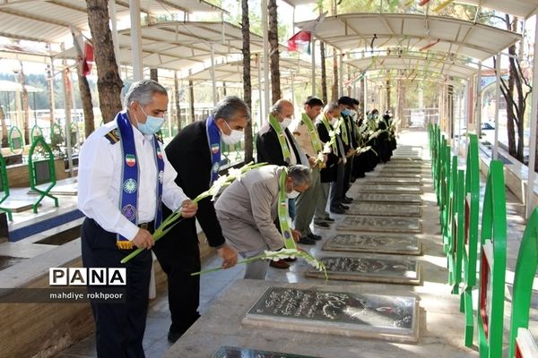 همزمان با ایام الله دهه مبارک فجر مراسم عطرافشانی و غبارروبی مزار شهدای شهرستان بیرجند