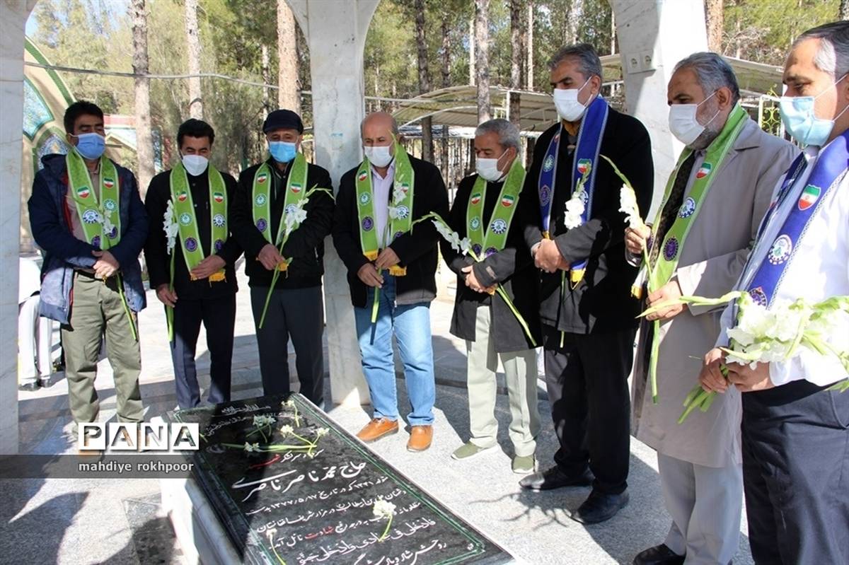 همزمان با ایام الله دهه مبارک فجر مراسم عطرافشانی و غبارروبی مزار شهدای شهرستان بیرجند