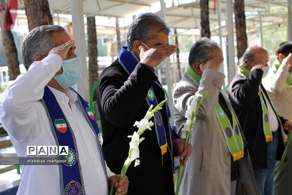 همزمان با ایام الله دهه مبارک فجر مراسم عطرافشانی و غبارروبی مزار شهدای شهرستان بیرجند