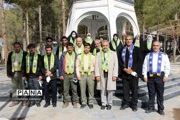 همزمان با ایام الله دهه مبارک فجر مراسم عطرافشانی و غبارروبی مزار شهدای شهرستان بیرجند