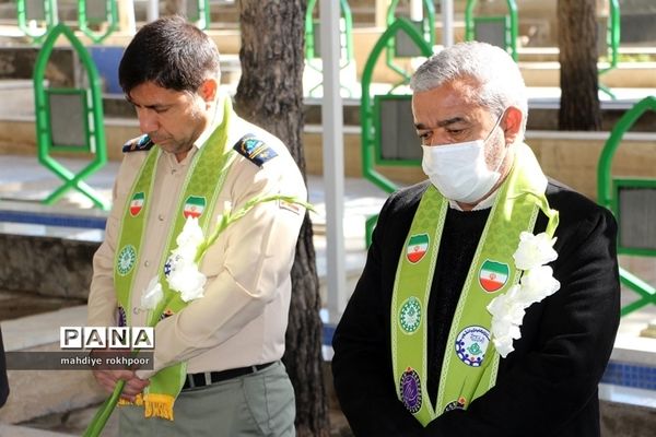 همزمان با ایام الله دهه مبارک فجر مراسم عطرافشانی و غبارروبی مزار شهدای شهرستان بیرجند