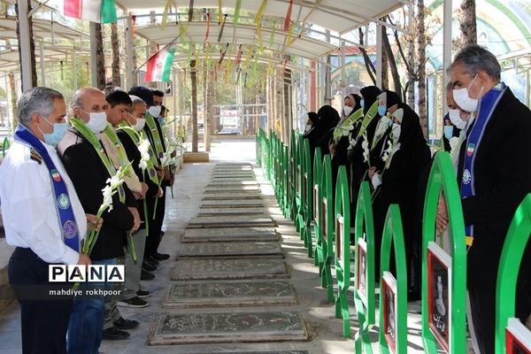 همزمان با ایام الله دهه مبارک فجر مراسم عطرافشانی و غبارروبی مزار شهدای شهرستان بیرجند