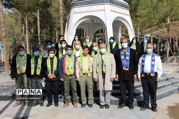 همزمان با ایام الله دهه مبارک فجر مراسم عطرافشانی و غبارروبی مزار شهدای شهرستان بیرجند