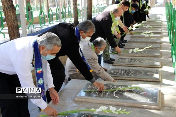 همزمان با ایام الله دهه مبارک فجر مراسم عطرافشانی و غبارروبی مزار شهدای شهرستان بیرجند