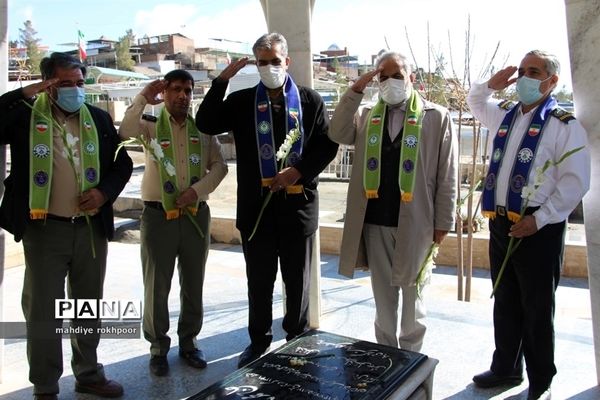 همزمان با ایام الله دهه مبارک فجر مراسم عطرافشانی و غبارروبی مزار شهدای شهرستان بیرجند