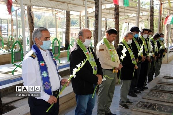 همزمان با ایام الله دهه مبارک فجر مراسم عطرافشانی و غبارروبی مزار شهدای شهرستان بیرجند