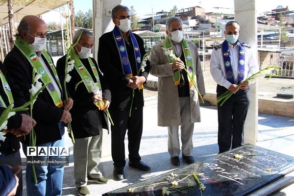 همزمان با ایام الله دهه مبارک فجر مراسم عطرافشانی و غبارروبی مزار شهدای شهرستان بیرجند