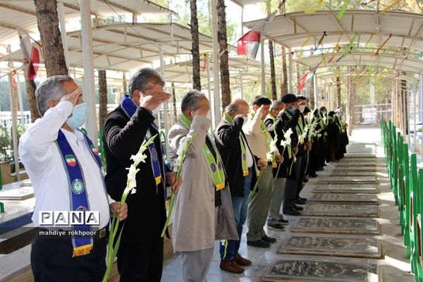 همزمان با ایام الله دهه مبارک فجر مراسم عطرافشانی و غبارروبی مزار شهدای شهرستان بیرجند