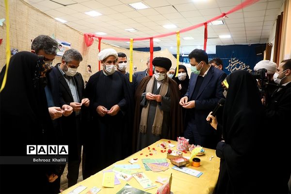 دهمین دوره نمایشگاه‌های دانش‌آموزی مدرسه انقلاب