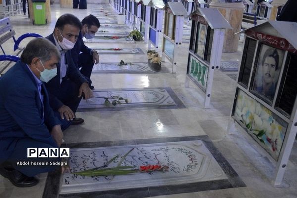 عطر افشانی قبور مطهر شهدا به مناسبت  ایام الله دهه فجر در بوشهر