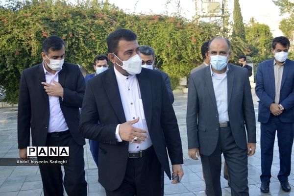 عطر افشانی قبور مطهر شهدا به مناسبت  ایام الله دهه فجر در بوشهر