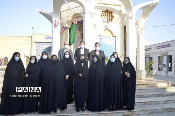عطر افشانی قبور مطهر شهدا به مناسبت  ایام الله دهه فجر در بوشهر