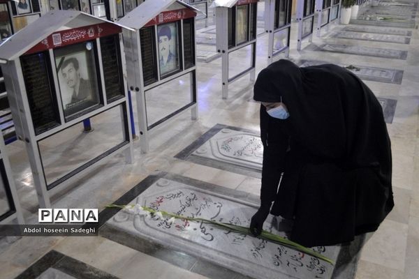 عطر افشانی قبور مطهر شهدا به مناسبت  ایام الله دهه فجر در بوشهر