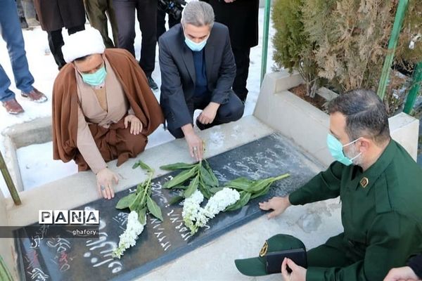 مزار شهدای گرانقدر شهرستان دماوند غبارروبی و عطرافشانی شد