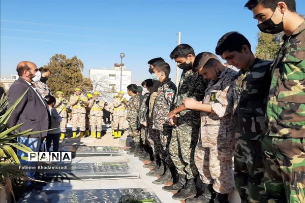 عطرافشانی و غبارویی قبور مطهر شهدا در شیراز