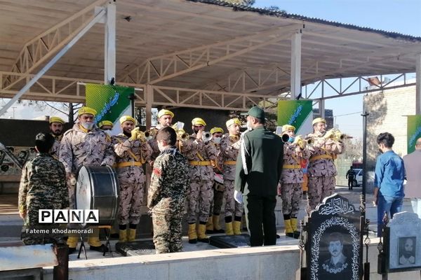 عطرافشانی و غبارویی قبور مطهر شهدا در شیراز