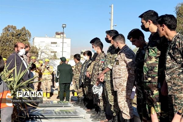 عطرافشانی و غبارویی قبور مطهر شهدا در شیراز
