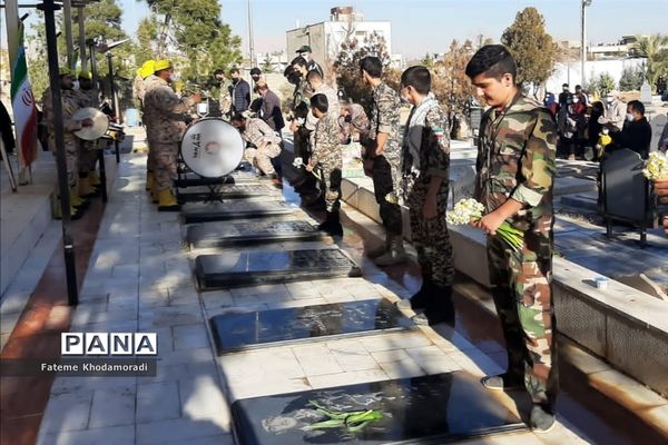 عطرافشانی و غبارویی قبور مطهر شهدا در شیراز