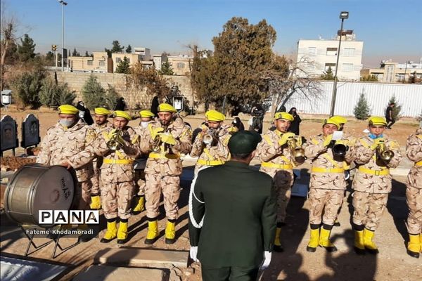 عطرافشانی و غبارویی قبور مطهر شهدا در شیراز