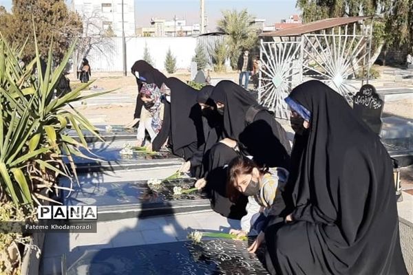 عطرافشانی و غبارویی قبور مطهر شهدا در شیراز