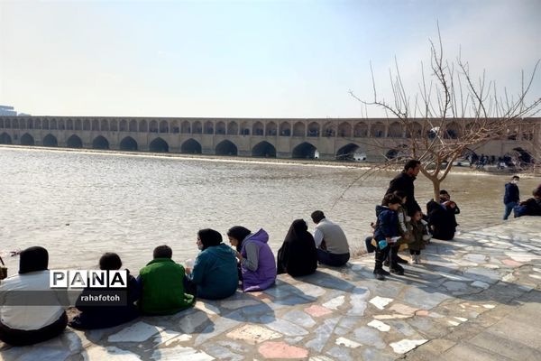 استقبال شهروندان اصفهانی از بازگشایی زاینده‌رود خروشان