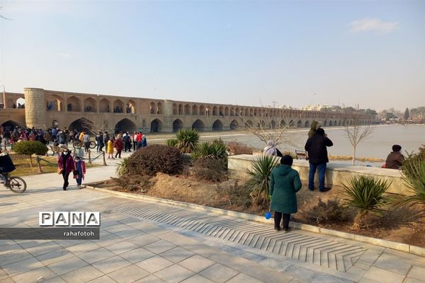 استقبال شهروندان اصفهانی از بازگشایی زاینده‌رود خروشان