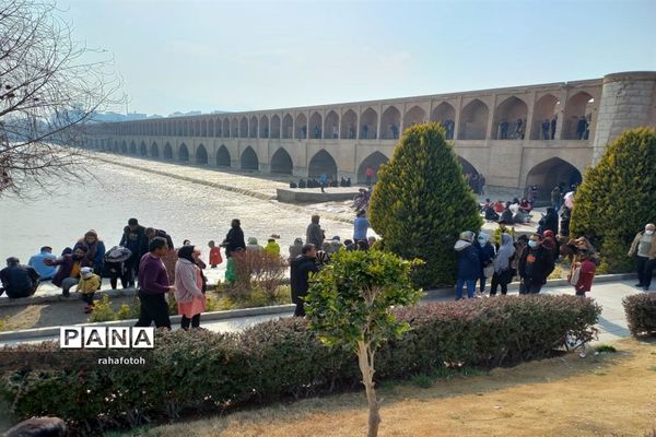 استقبال شهروندان اصفهانی از بازگشایی زاینده‌رود خروشان