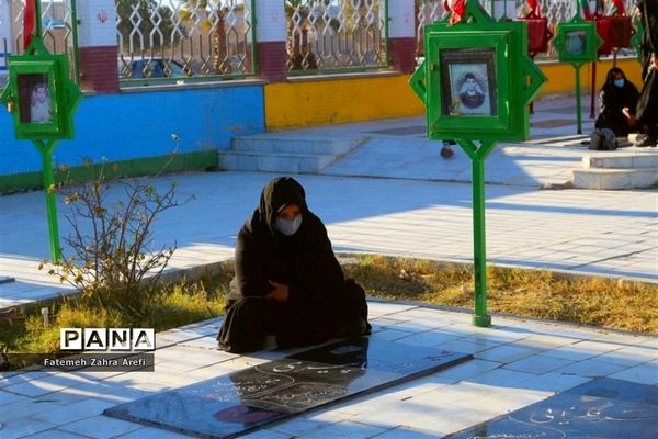 عطرافشانی مزار شهدای زابل به مناسبت دهه فجر