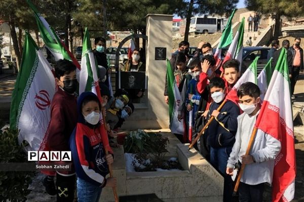 غبارروبی مزارشهدا توسط دانش‌آموزان رودهن در دهه فجر