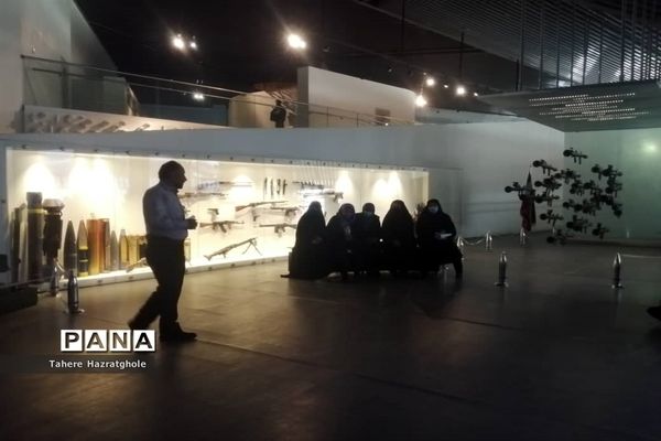 بازدید دانش‌آموزان بسیجی شهرستان ملارد از باغ موزه دفاع مقدس تهران