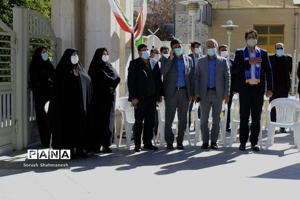 اجرای سرود پیشتازان سازمان دانش‌آموزی در آموزش و پرورش فارس