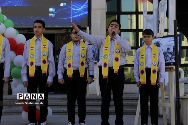 اجرای سرود پیشتازان سازمان دانش‌آموزی در آموزش و پرورش فارس