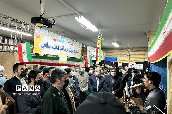 دیدار وزیر آموزش و پرورش از نمایشگاه انقلاب ورامین
