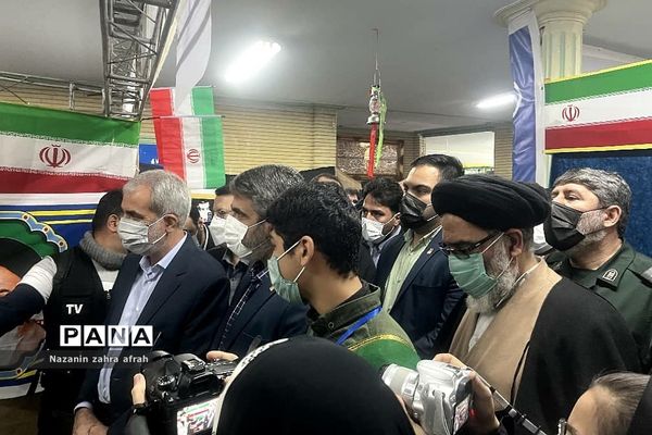 دیدار وزیر آموزش و پرورش از نمایشگاه انقلاب ورامین