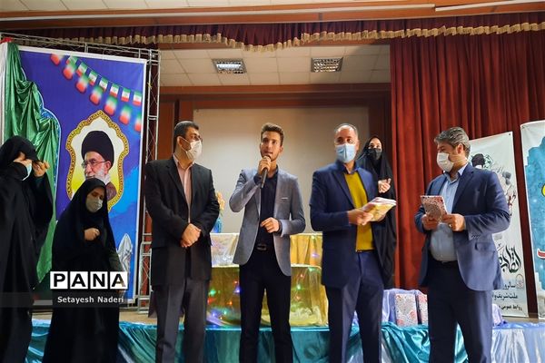برگزاری جشن انقلاب و‌تجلیل از فرهنگیان وخانواده شهدا در قرچک