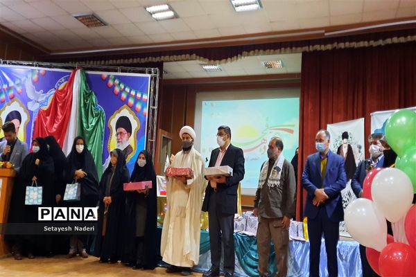 برگزاری جشن انقلاب و‌تجلیل از فرهنگیان وخانواده شهدا در قرچک