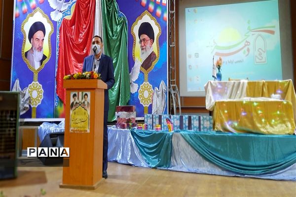 برگزاری جشن انقلاب و‌تجلیل از فرهنگیان وخانواده شهدا در قرچک