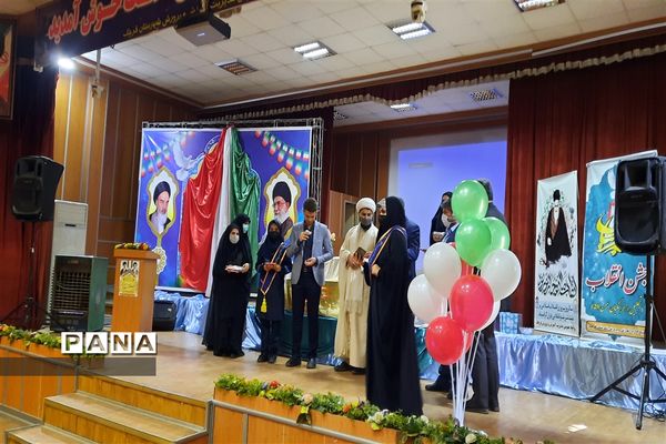 برگزاری جشن انقلاب و‌تجلیل از فرهنگیان وخانواده شهدا در قرچک